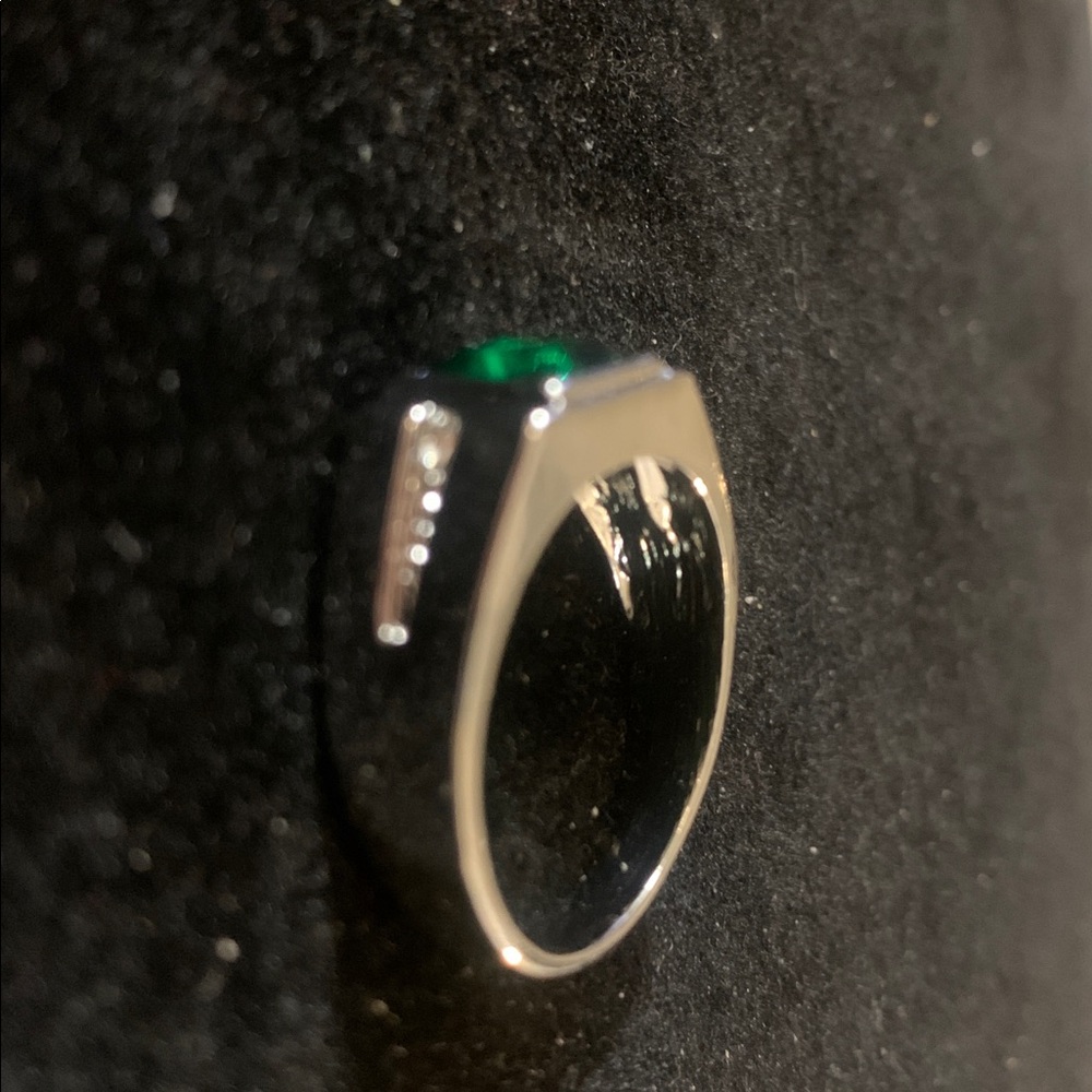 Men's Silver Ring with Emerald Green Stone - Picture 3 of 3